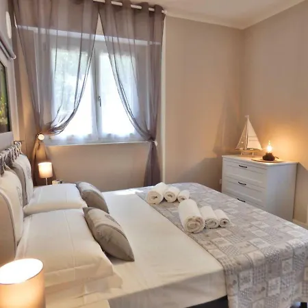 Charming House In Old Town Desenzano Apartman