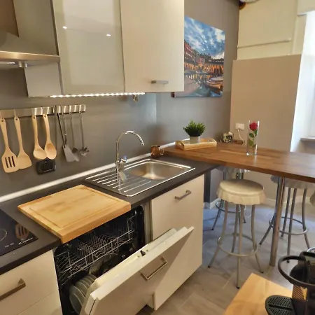 Charming House In Old Town Desenzano Apartman