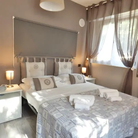 Charming House In Old Town Desenzano Apartman